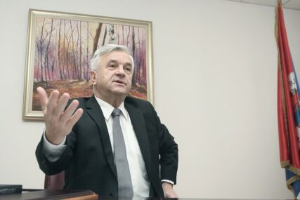 „RUSIJI DUGUJU 100 MILIONA DOLARA“ Čubrilović poručio Komšiću i Džaferoviću da su politički neodgovorni