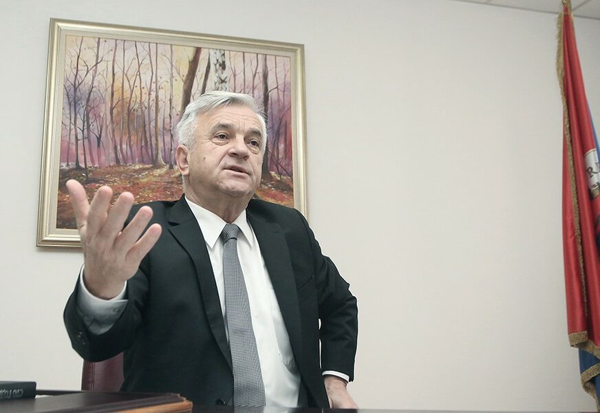 „RUSIJI DUGUJU 100 MILIONA DOLARA“ Čubrilović poručio Komšiću i Džaferoviću da su politički neodgovorni