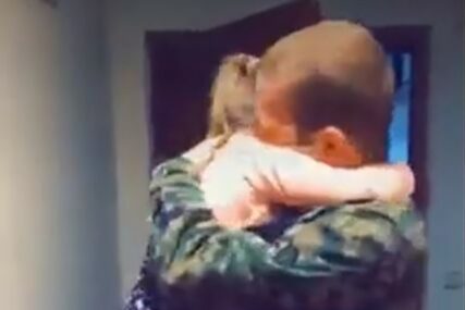 DIRLJIV SUSRET Pripadnik OS BiH nakon sedam mjeseci se vratio iz mirovne misije i iznenadio kćerku (VIDEO)