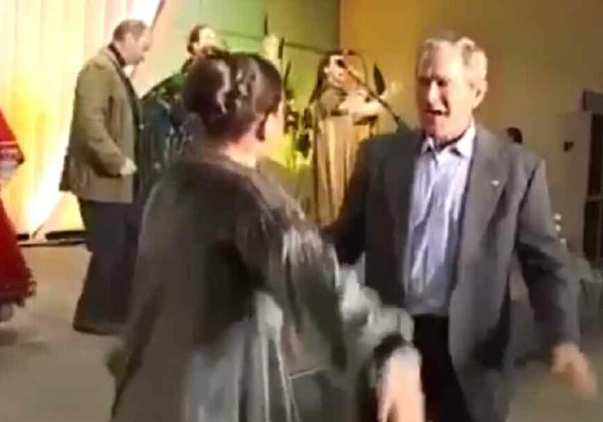 OPUSTILI SE KAO NIKAD PRIJE Isplivao snimak PLESA Džordža Buša i Vladimira Putina (VIDEO)