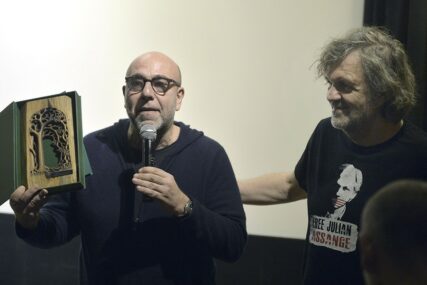 “LJUDI SU NAM SE SMIJALI” Kusturica uručio Nagradu za budući film Paolu Virciju