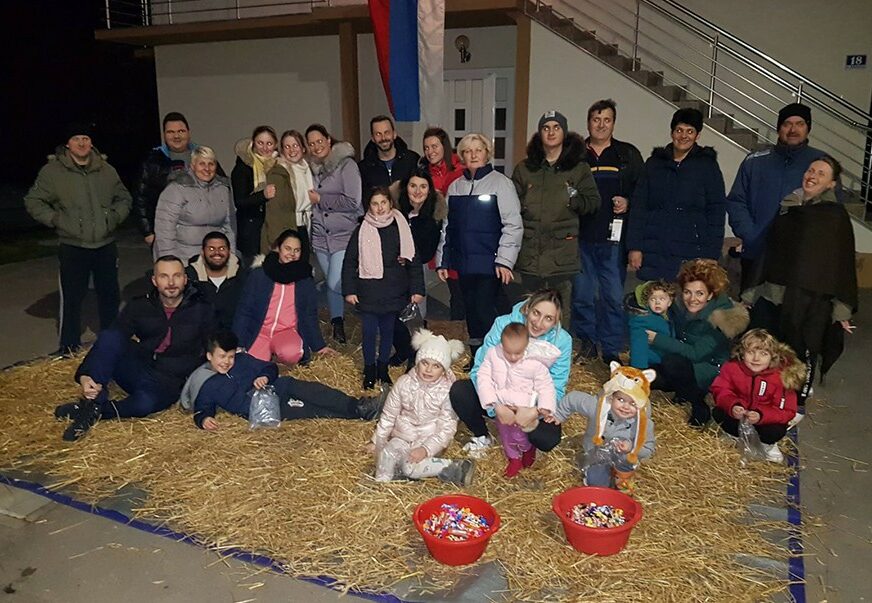 OVO JE KOMŠIJSKA SLOGA Na Badnje veče pijukanje u Trn donijelo SREĆU I DJEČJE OSMIJEHE (FOTO)