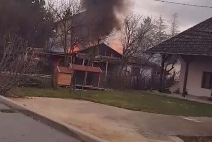 BUKTINJA U BANJALUCI Gorjela dvorišna kuća, vatrogasci spriječili širenje požara (VIDEO)