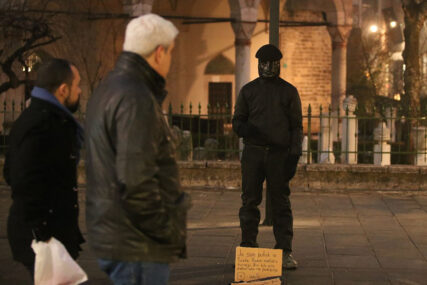 NEOBIČAN PUTNIK Čovjek pod maskom u Sarajevu traži pomoć za "svetsku turneju" (FOTO)