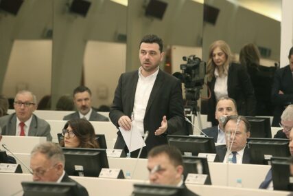 "KAD ĆEMO AKO NE SAD" Magazinović se pridružio volonterima, pozvao i ostale političare