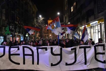 "NE DAMO SVETINJE" Uz gusle i moleban održan skup podrške srpskom narodu u Crnoj Gori