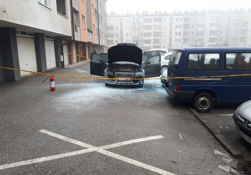 BUKTINJA U ISTOČNOM SARAJEVU Gorio automobil na parkingu