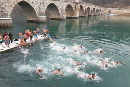 Loši vremenski uslovi: Otkazano plivanje za Časni krst u Višegradu