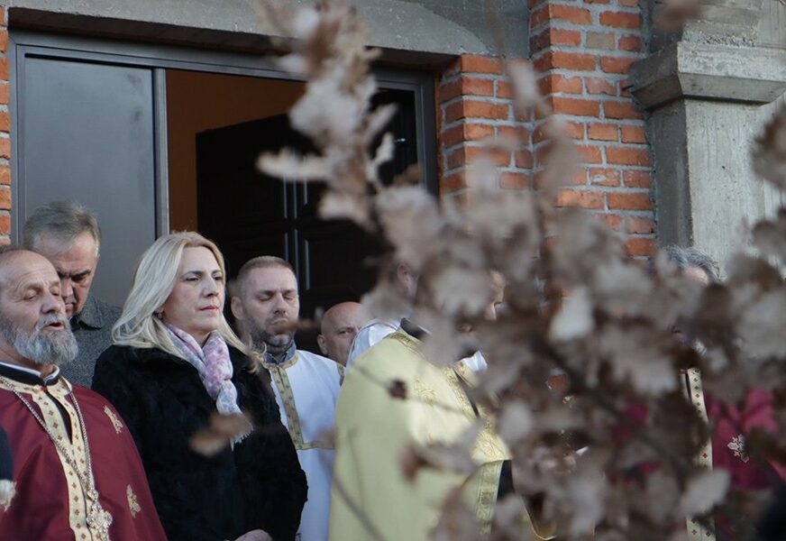 SVEČANO U BANJALUCI Osveštan badnjak u prisustvu predsjednice Željke Cvijanović i vjernika