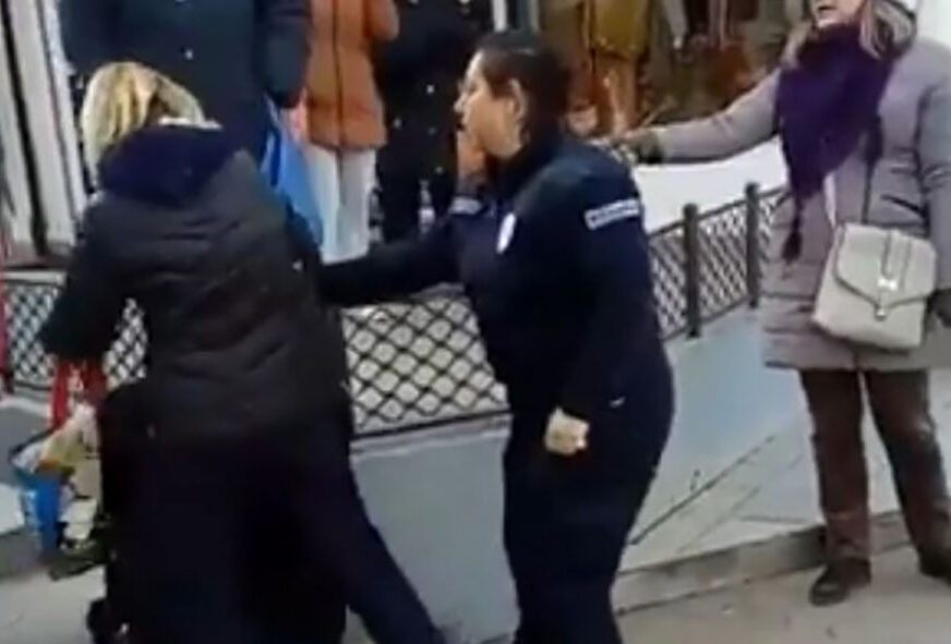 Da li je policajka PREKORAČILA OVLAŠĆENJA prije nego što ju je UDARILA PRODAVAČICA (VIDEO)