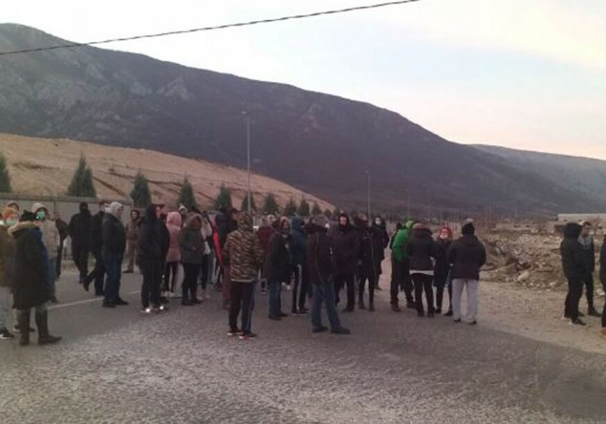 "POLICIJE SE NE BOJIMO" Građani blokirali pristup mostarskoj deponiji ''Uborak''