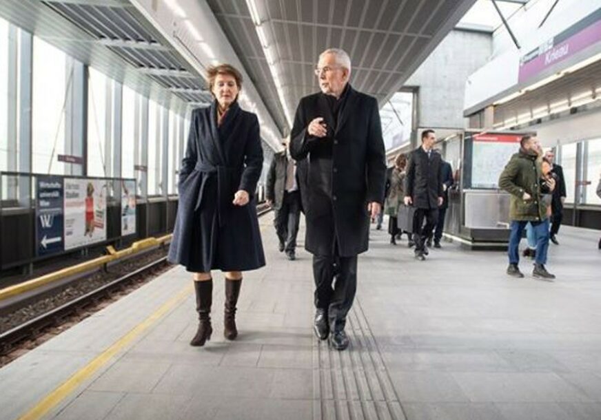 NEMA LIMUZINA Predsjednik Austrije se sa predsjednicom Švajcarske provozao u metrou (FOTO)