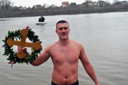 POLICAJAC PRVI STIGAO DO ČASNOG KRSTA Bogojavljensko plivanje održano u Gradiški