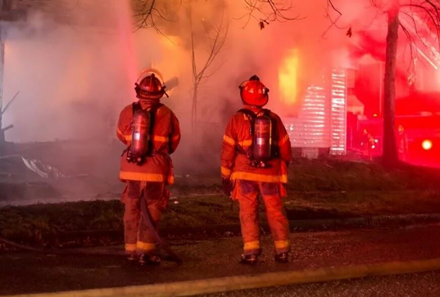 JAVNOST U ŠOKU Dok je kuća gorjela tokom novogodišnje noći, vatrogasci pravili SELFI (FOTO)