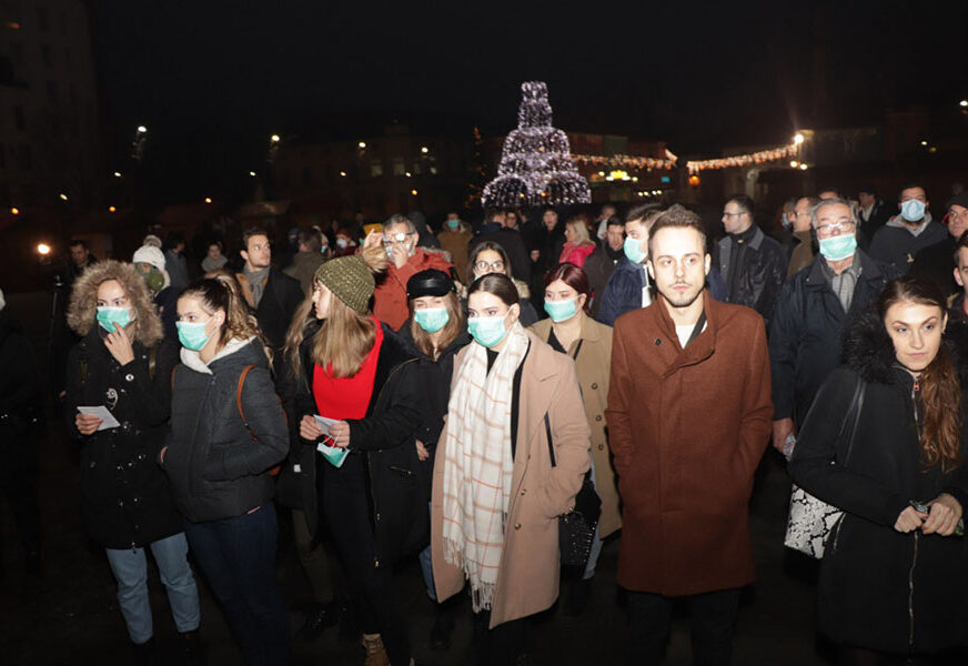 TUZLACI PONOVO NA NOGAMA Građani pod maskama tražili da dišu punim plućima