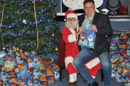HIT FOTOGRAFIJA U GRADIŠKI Djed Mraz stavio na koljeno pa nagradio načelnika Zorana Adžića