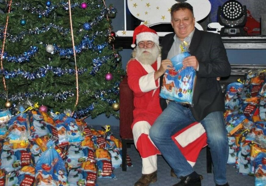 HIT FOTOGRAFIJA U GRADIŠKI Djed Mraz stavio na koljeno pa nagradio načelnika Zorana Adžića