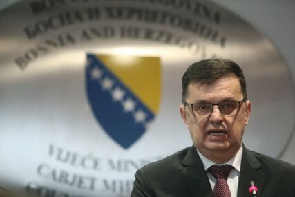 POZNATO KO ĆE DA PRIMI PRVE DOZE Tegeltija potvrdio da vakcine protiv korone u BiH stižu KRAJEM JANUARA
