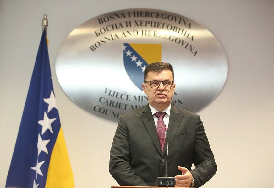 ZAPELO U ODNOSIMA SDA I SNSD Tegeltija poručio da Božović ostaje njegov kandidat za ministra