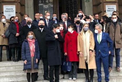 ZABRINUTOST ZBOG VAZDUHA Ambasadori s maskama na licu ukazali na alarmantnu situaciju (FOTO)