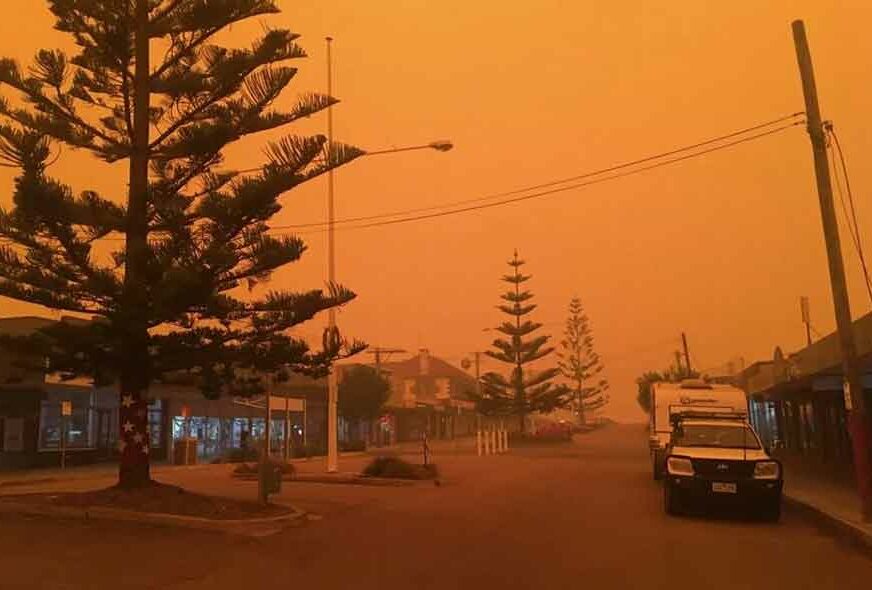 JEZIVE SCENE IZ AUSTRALIJE Nebo zbog stravičnih požara poprimilo KRVAVO CRVENU boju (VIDEO)