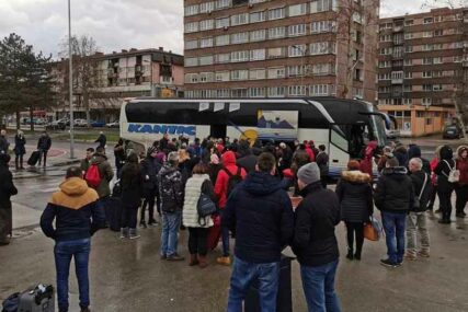 ZAGRLJAJI I ŽELJE ZA SREĆAN PUT Praznici prolaze, a PUNI AUTOBUSI odvoze radnike iz BiH (VIDEO)