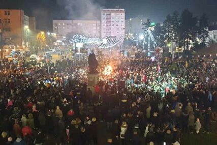 UOČI NAJRADOSNIJEG HRIŠĆANSKOG PRAZNIKA Obavljeno tradicionalno paljenje badnjaka u Bijeljini (FOTO)