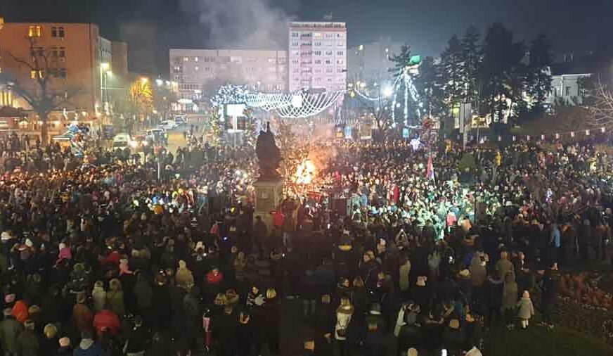 UOČI NAJRADOSNIJEG HRIŠĆANSKOG PRAZNIKA Obavljeno tradicionalno paljenje badnjaka u Bijeljini (FOTO)