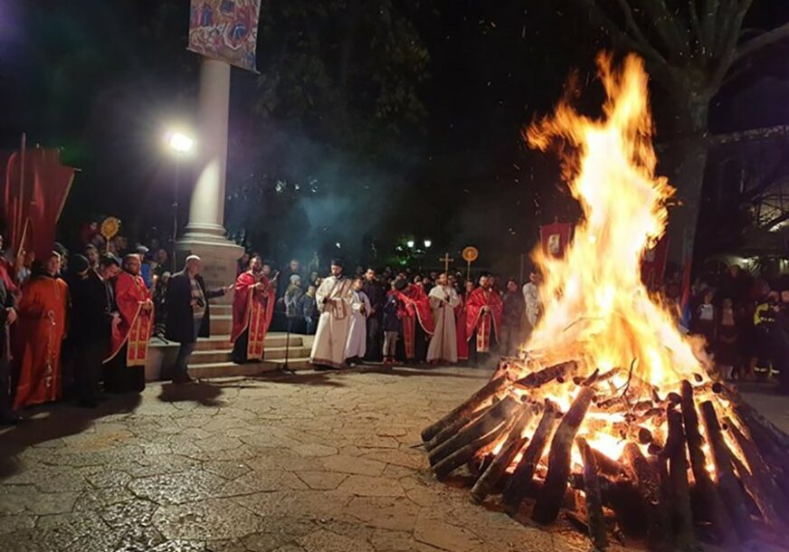 PRAZNIČNA RADOST U Trebinju naloženi badnjaci