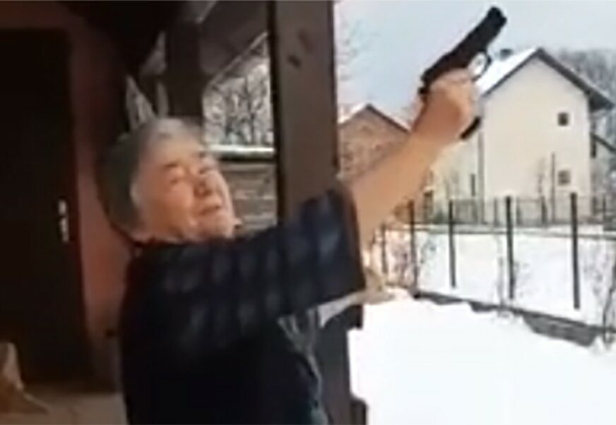 SUPER BAKA S ROMANIJE HIT Pucanjem iz pištolja čestitala Božić (VIDEO)