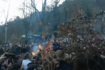 IZMEĐU DVA BADNJAKA KORDON POLICIJE Vjernici se okupili na Cetinju, svako pali svoj badnjak (VIDEO)