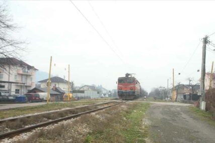 Prelazila prugu mimo prelaza: Voz usmrtio ženu u Semizovcu, obustavljen saobraćaj