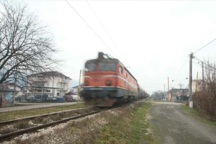 Drama na prelazu kod Modriče: Teretni voz naletio na putničko vozilo
