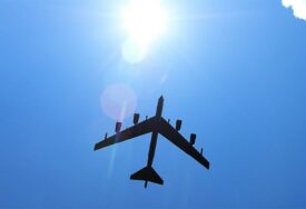 (VIDEO) PANIKA NA PLAŽI Borbeni avion proletio tik iznad kupača, suncobrani i ležaljke letjeli na sve strane
