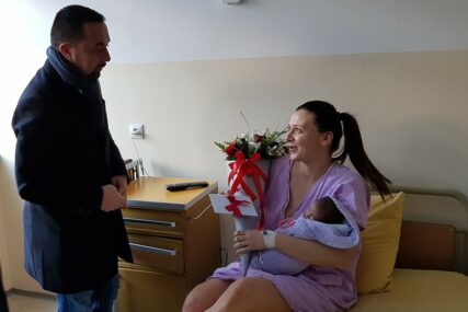 ZA MALU KATARINU 1.000 KM Gradonačelnik Doboja darovao prvorođenu bebu