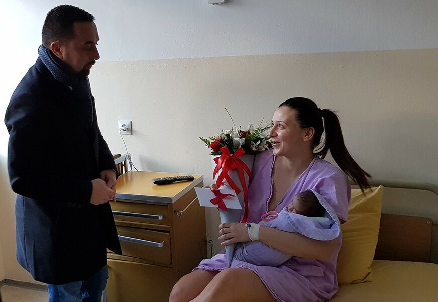 ZA MALU KATARINU 1.000 KM Gradonačelnik Doboja darovao prvorođenu bebu