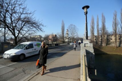 POPUŠTA POD TERETOM SAOBRAĆAJA Predviđena obnova Gradskog mosta