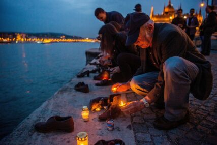 TUGA I CIPELE NA OBALI Posveta žrtvama nacizma koje su bačene u Dunav (FOTO)