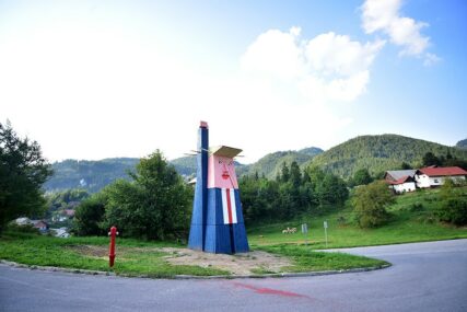 ZAPALJENA TRAMPOVA STATUA Uništen kip u RODNOM GRADU prve dame SAD u Sloveniji (FOTO)