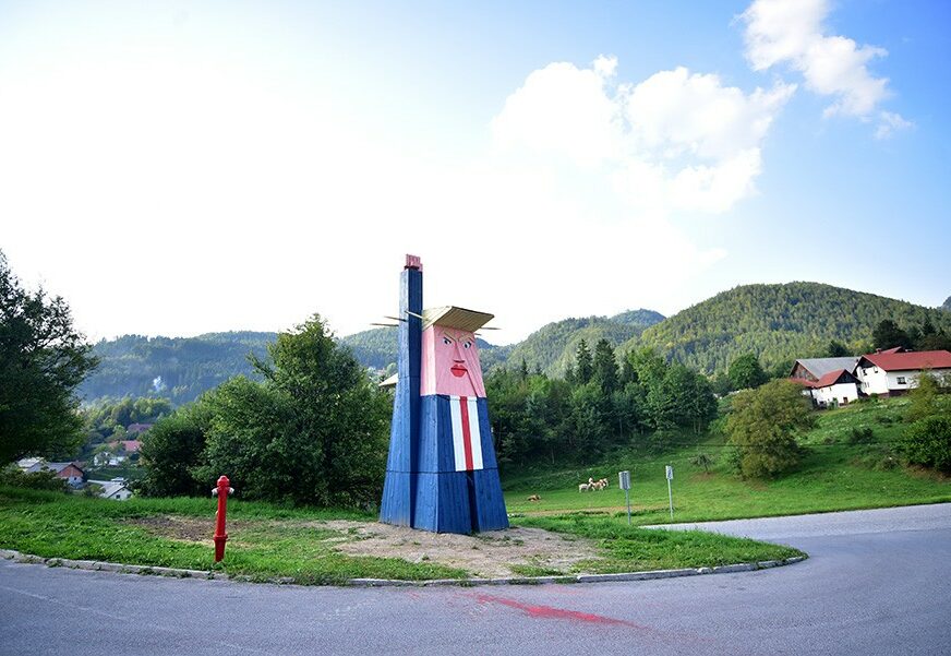 ZAPALJENA TRAMPOVA STATUA Uništen kip u RODNOM GRADU prve dame SAD u Sloveniji (FOTO)