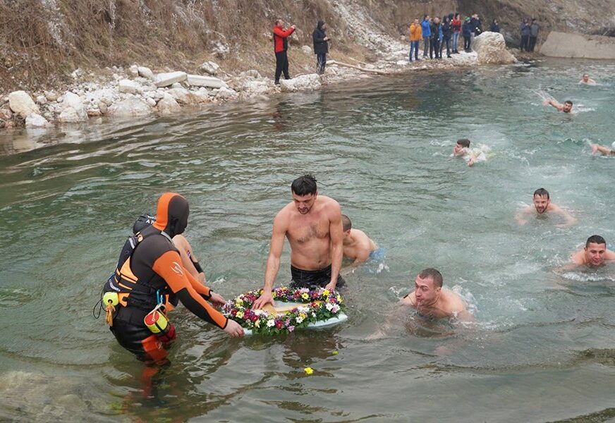 BOGOJAVLJENSKA TRADICIJA Prvi put plivanje za Časni krst u Foči