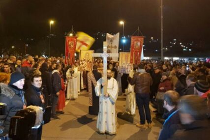 “NE DAMO SVETINJE! Najmasovnija litija u Podgorici okupila više od 30.000 vjernika