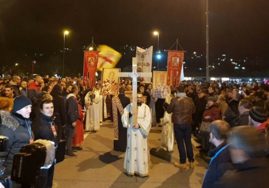 “NE DAMO SVETINJE! Najmasovnija litija u Podgorici okupila više od 30.000 vjernika