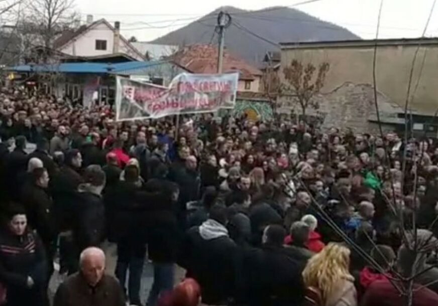 PODRŠKA SRBIMA U CRNOJ GORI Više hiljada građana u litiji na sjeveru Kosmeta (FOTO)