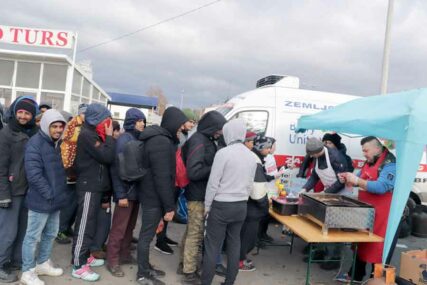 TOPLI OBROK POD VEDRIM NEBOM Brčak ponovo spremio roštilj za migrante u Tuzli (FOTO)
