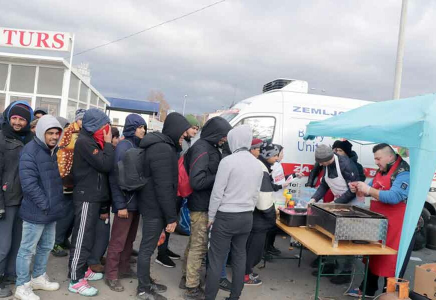 TOPLI OBROK POD VEDRIM NEBOM Brčak ponovo spremio roštilj za migrante u Tuzli (FOTO)