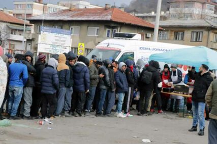 TOPLI OBROK POD VEDRIM NEBOM Brčak ponovo pripremio roštilj za migrante u Tuzli (FOTO)