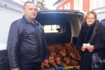HUMANO Milan Zurovac poklonio božićne pečenice korisnicima Centra za socijalni rad
