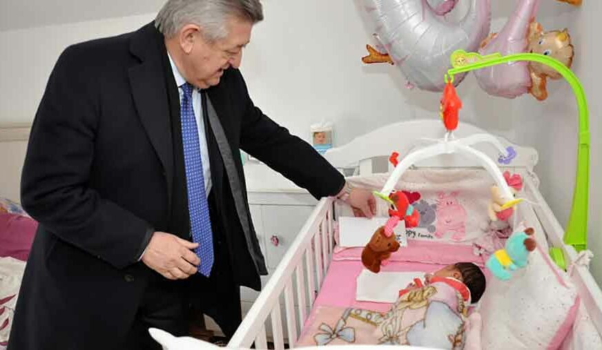 NIKA U BIJELJINU STIGLA MINUT IZA PONOĆI Gradonačelnik darivao prvorođenu bebu u 2020. (FOTO)