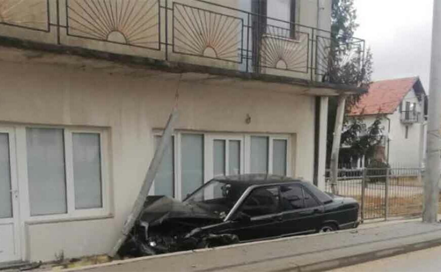 MLADIĆ (19) HITNO PREVEZEN U BOLNICU Sletio s puta i “mercedesom” udario u porodičnu kuću